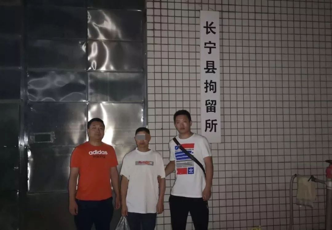 案侦民警在重庆南岸区将违法嫌疑人张某某(男,现年50岁,重庆人)抓获