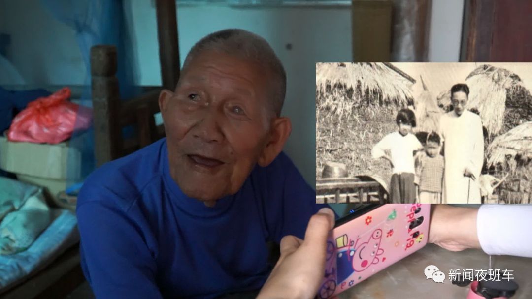 这张照片是1936年 费老第一次来到开弦弓村调研时 和本村少年留下的
