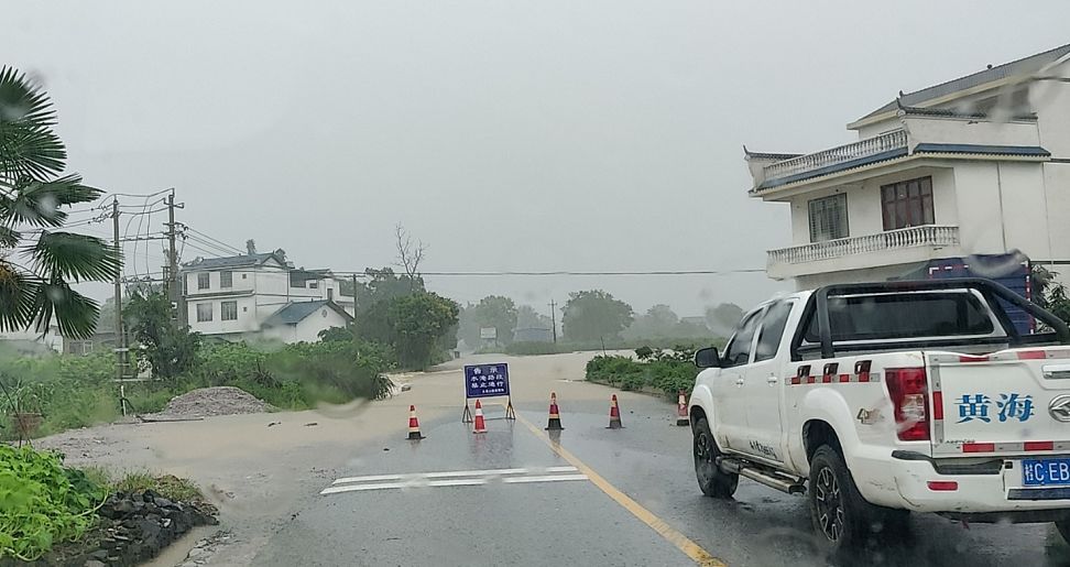 3,永福县136县道八塘小桥东300米(永福往苏桥老路塘堡火车站附近)路面