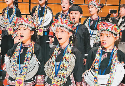 广西巴马"布努飞歌"瑶族童声合唱团在汇报演出中演唱瑶族民歌《飞歌满