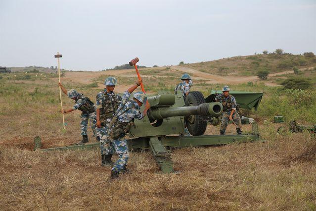 海军陆战队某旅组织炮兵分队开展实弹射击训练
