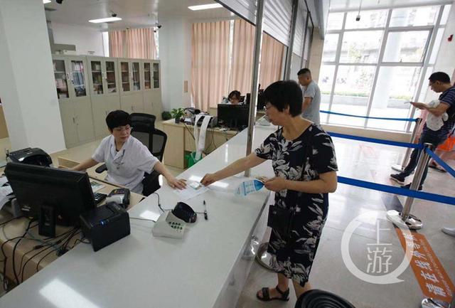 医院挂号窗口低矮老人跪地上续:已将玻璃拆除 将持续整改完善