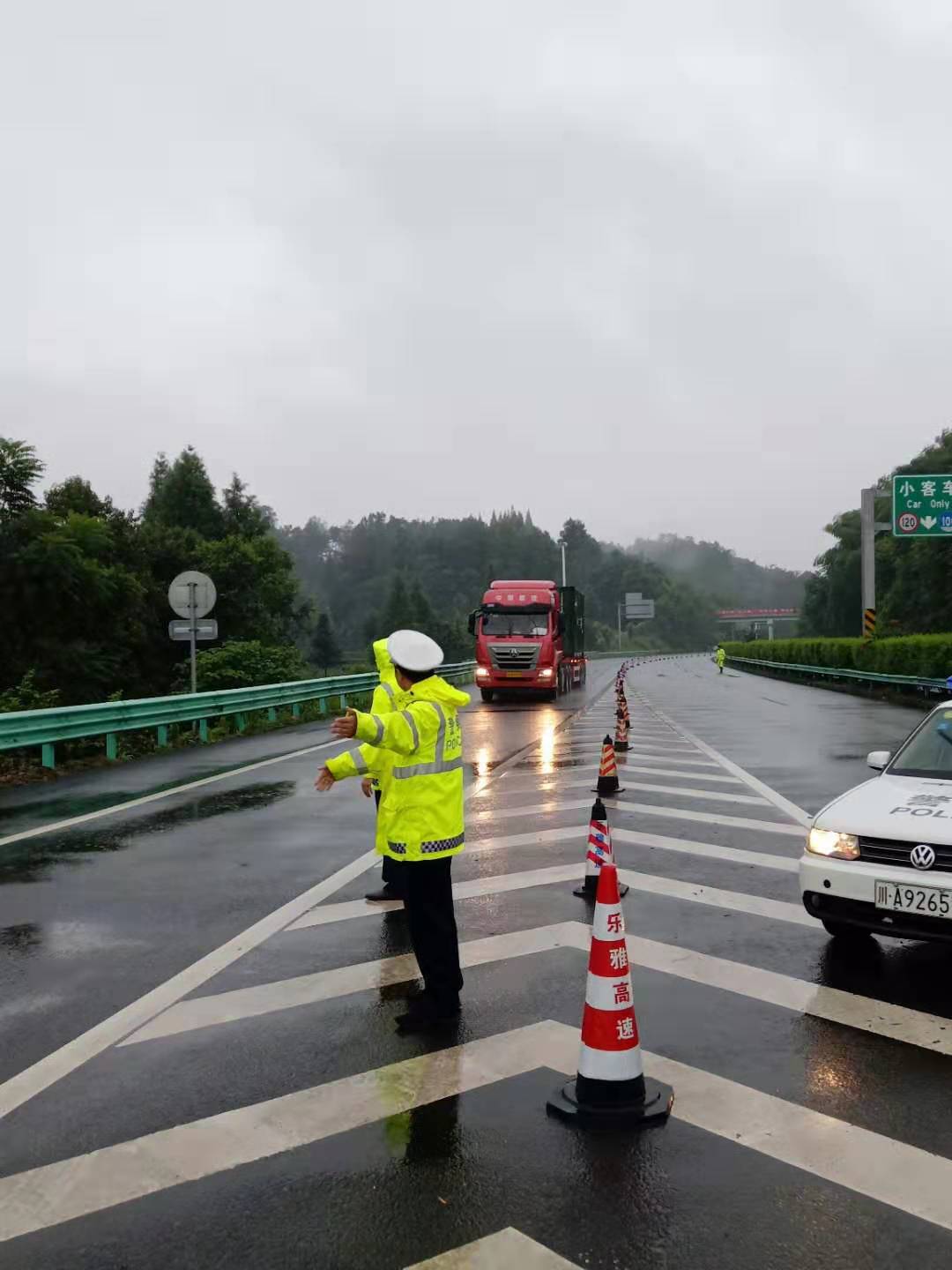 高速交警发布乐山周边路况多条高速因暴雨塌方管制