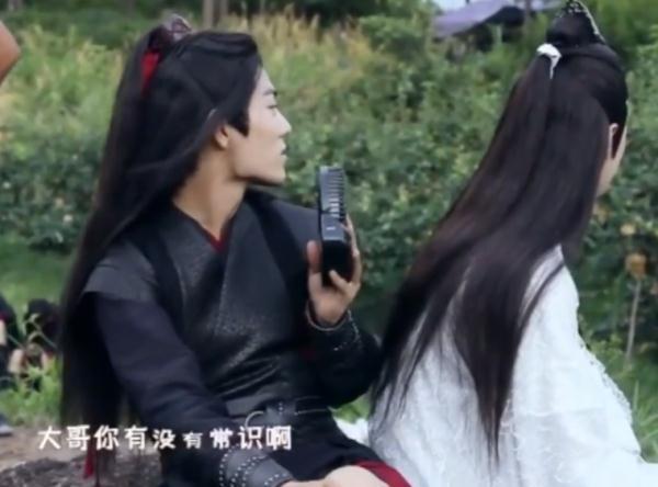 王一博不认识梨,肖战怼没常识,王一博反击,肖战告状:他骂人