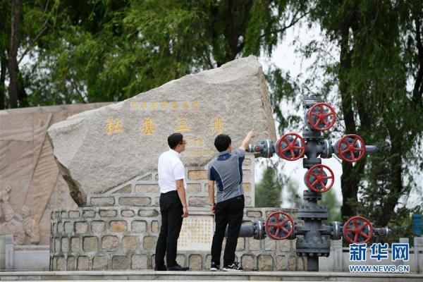 大庆油田科研工作者伍晓林(中)在做表面活性剂研制实验(6月20日摄.