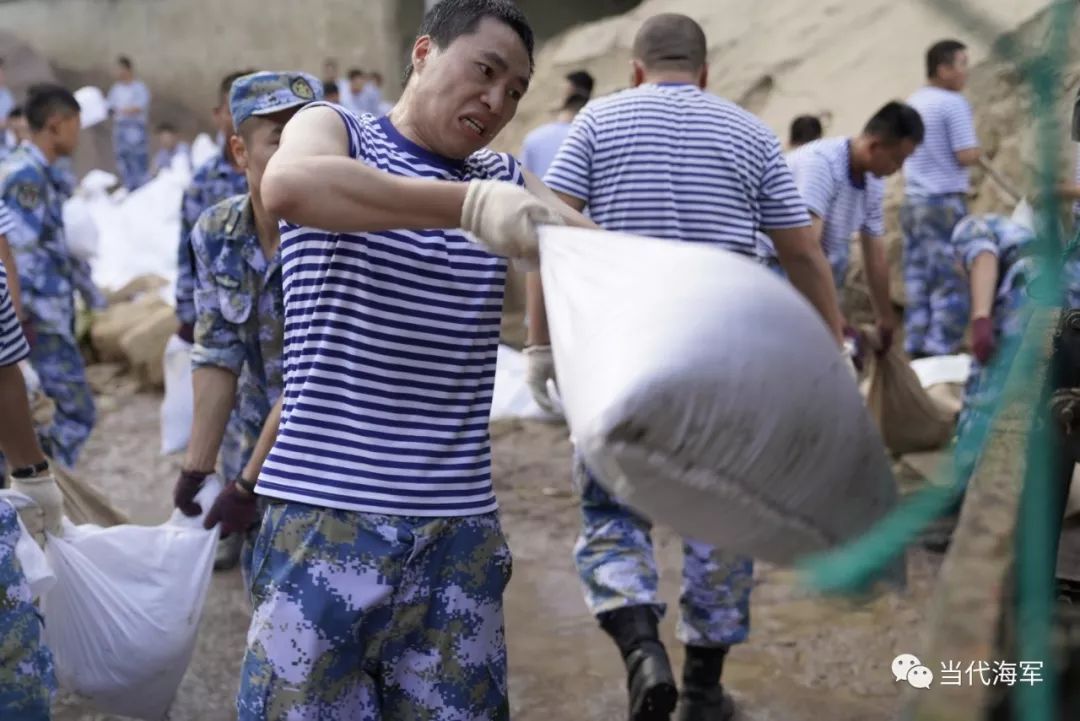 【台风过后】海军蓝全力以赴救灾,这些瞬间让人感动.