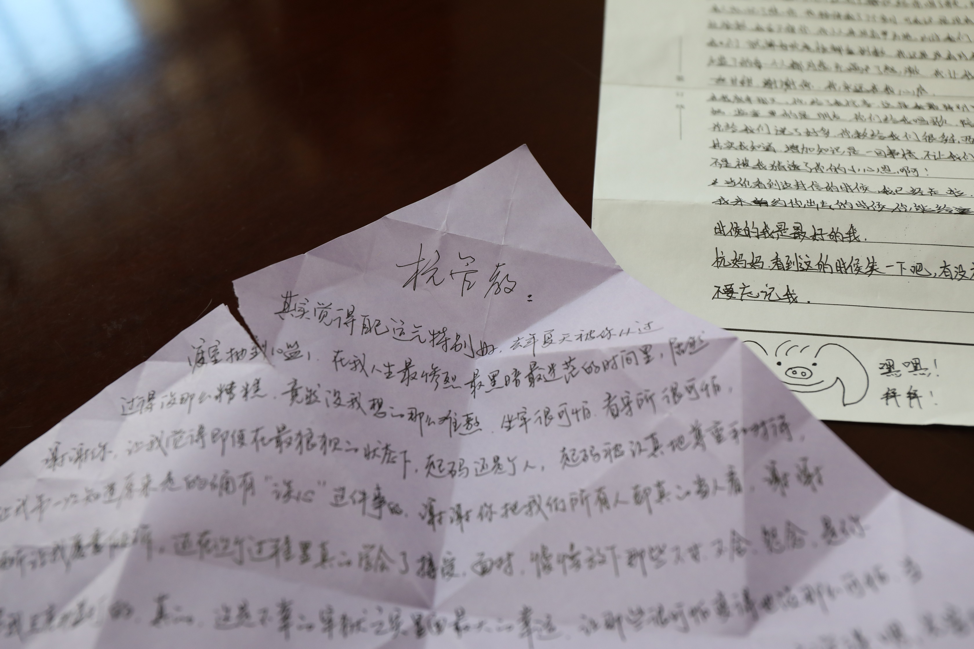 杭国琴买了蛋糕和生日帽,第二天,在看守所的会议室里组织同监区十多个