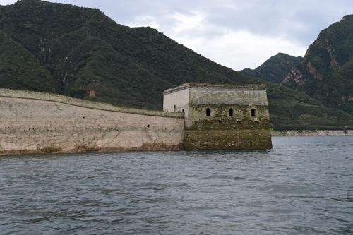 20世纪70年代因建设水利枢纽工程,潘家口水库下闸蓄水,部分长城隐没水