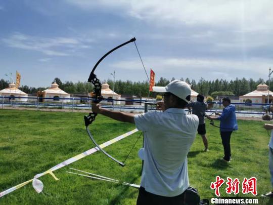 甘肃肃南举行草原"那达慕 牧民表演传统文体节目