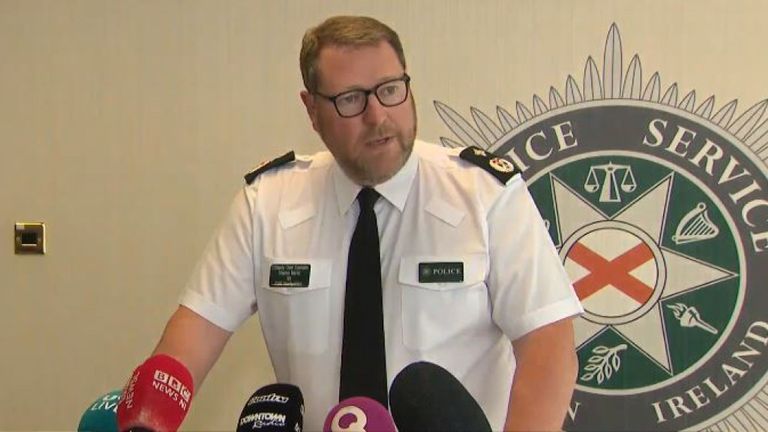 北爱尔兰警察局副局长斯蒂芬·马丁就事件举行新闻发布会(图片来源