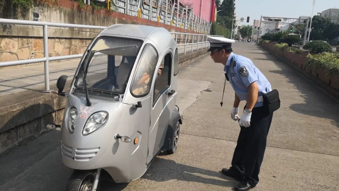 上海公安交警严查老年代步车和残疾车交通违法