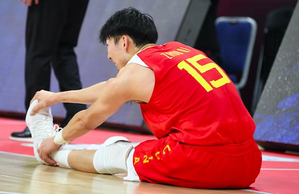 图说:中国队球员周琦在比赛中受伤 新华社图