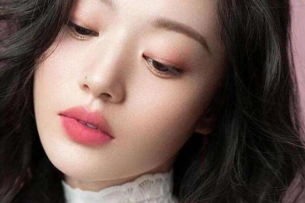 女人素颜出门时建议涂这3种颜色的口红黄皮涂上也显白