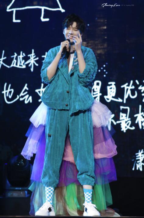 刘宇宁彩虹婚纱裤现身巡演这些明星演唱会时装不能再酷炫