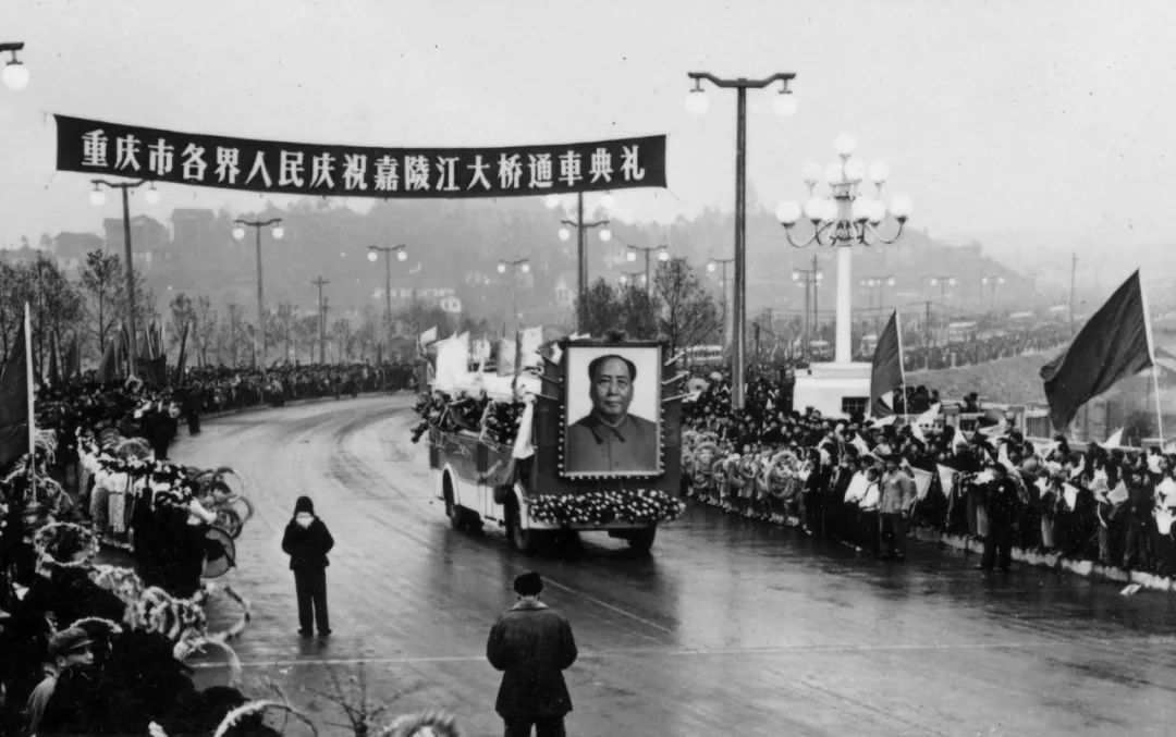 1958年 重庆生产的汽车在人民大礼堂报喜 重庆日报 周宣勤 摄 1966年1