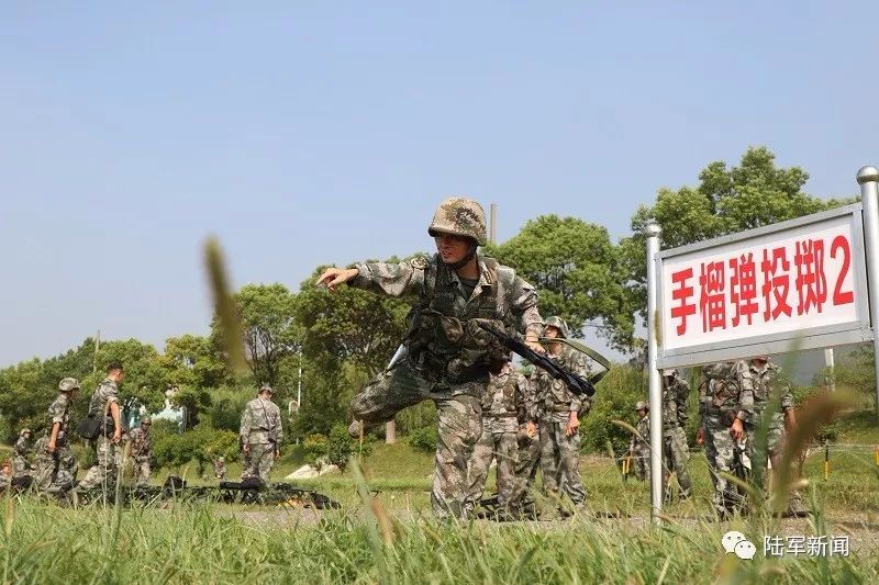 手榴弹投掷 每名考生各取四枚手榴弹,抽考手榴弹投掷的卧,立,跪三姿投