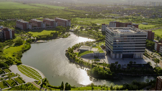 华东理工大学奉贤校区,位于上海奉贤区海湾旅游度假区北侧.