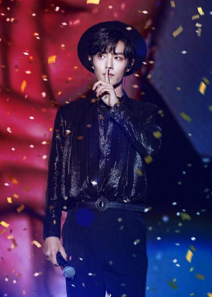 肖战在泰国《陈情令》演唱会上,一身黑装,却被粉丝喊话:别笑了