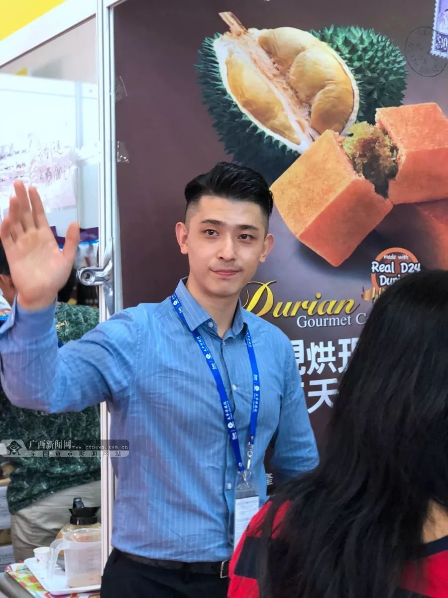 马来西亚馆里正在销售马来西亚特产榴莲酥的帅哥.
