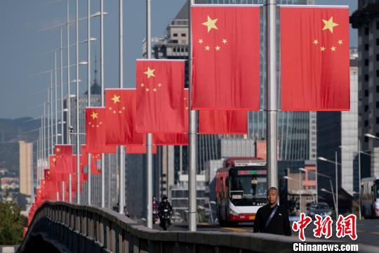 山西太原多条主干道悬挂五星红旗,迎接即将到来的"十一"国庆节.