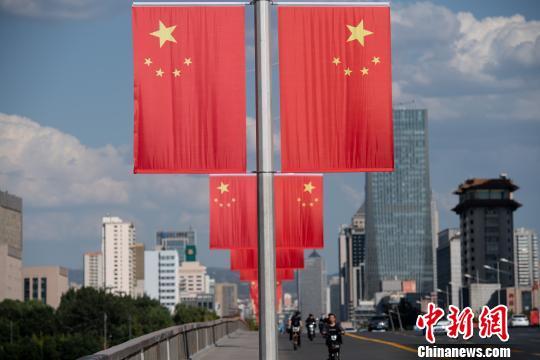 山西太原多条主干道悬挂五星红旗,迎接即将到来的"十一"国庆节.