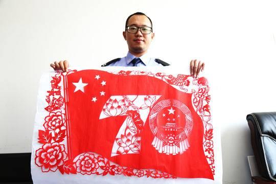 南充民警剪纸作品"花开盛世迎大庆"献祖国