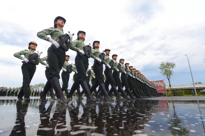 【中国武警网】(高清多图)阅兵集训点中,武警受阅女兵