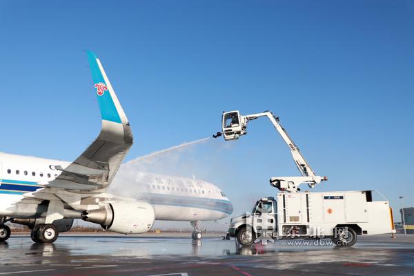 受寒流影响民航飞机开始除冰作业