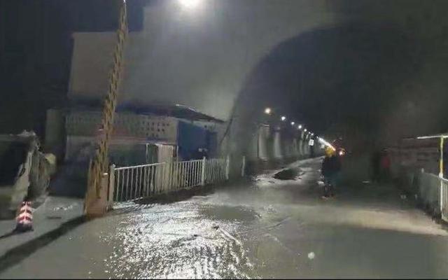 云南安石隧道突泥涌水12人遇难,百余吨台车被推百余米