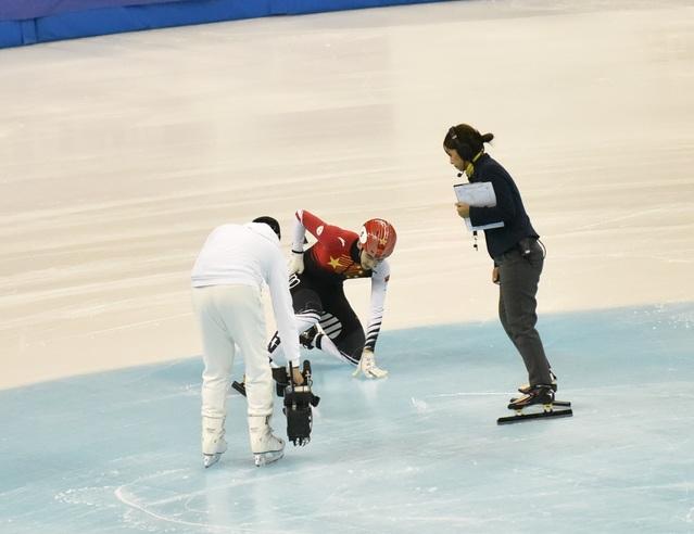 短道速滑世界杯上海站武大靖带伤拼下一银