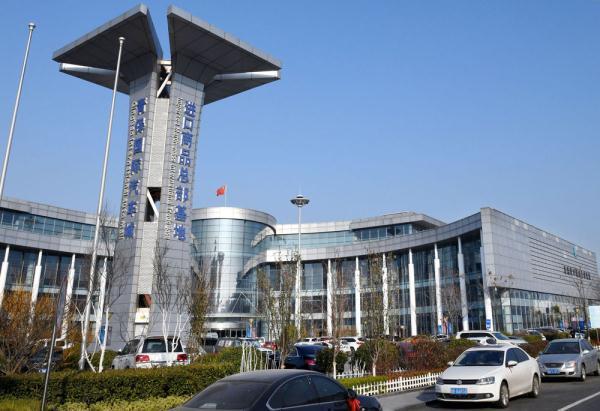 位于青岛前湾保税港区内的青保国际汽车城,进口商品总部基地(12月6日