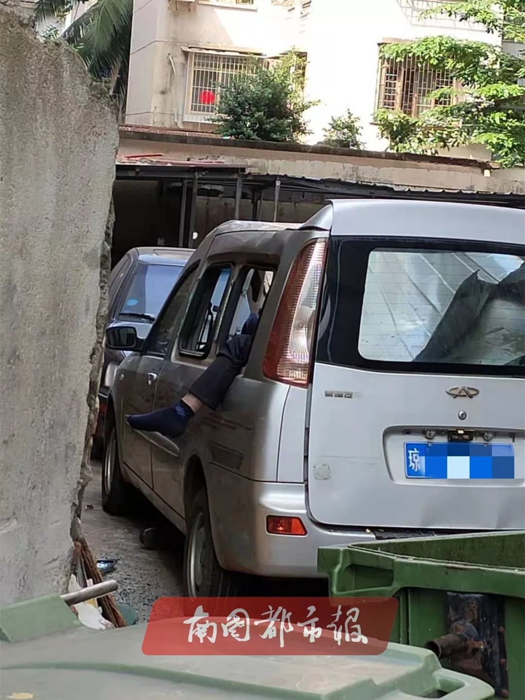 突发!一名浙江籍男子在海口某酒店坠楼掉至面包车顶,车顶瘪了