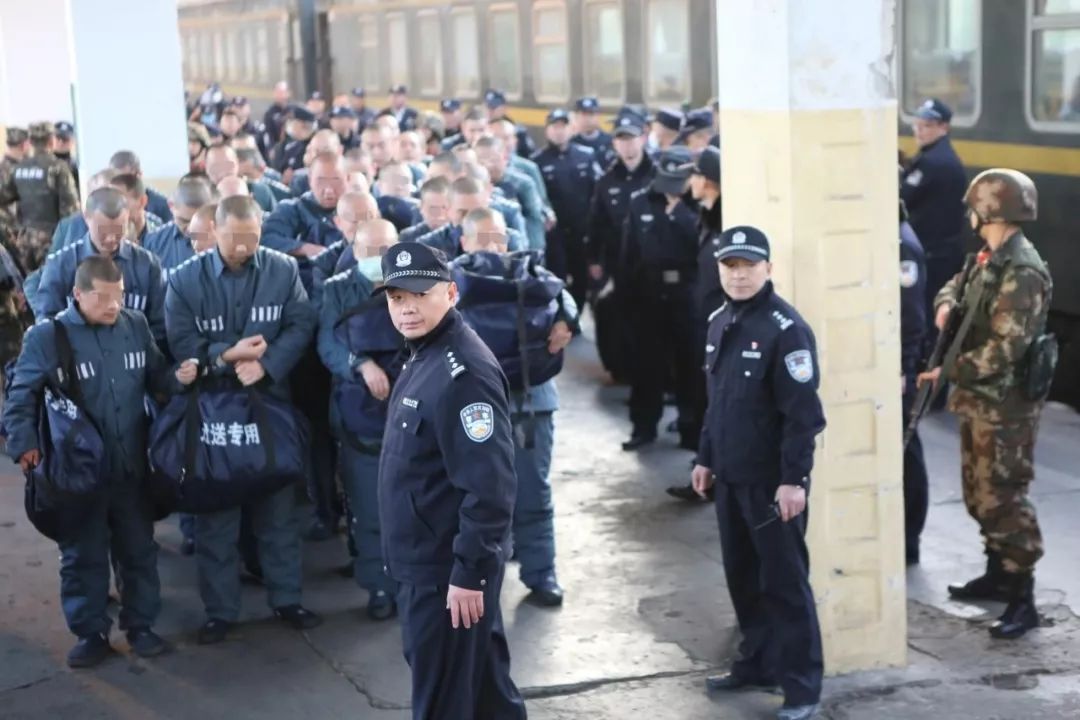 在与陕西当地监狱完成程序交接后,天河监狱的遣送民警们才得以松口气.