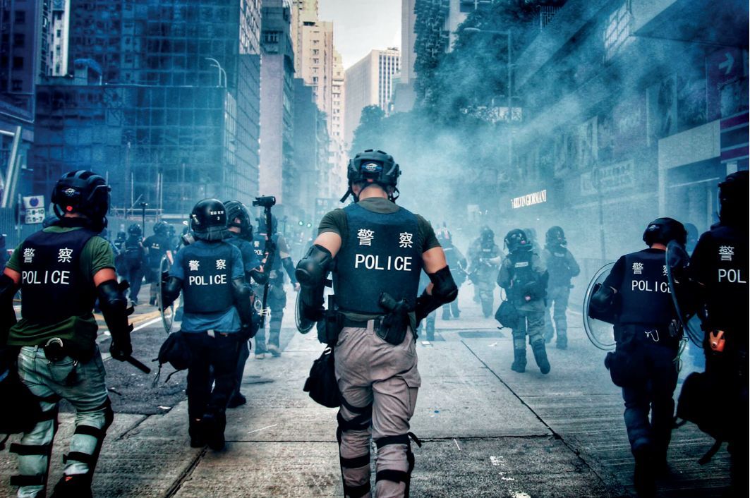 香港警队尤其是一线防暴警察置身于极度的危险中,在长时间超负荷工作