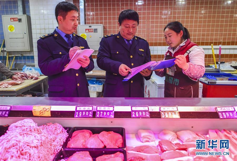 12月28日,河北省永清县市场监督管理局执法人员对一家超市销售的肉食