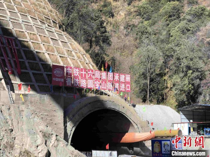 中国在建最长的铁路隧电竞菠菜外围app道，西秦岭隧道贯穿为兰渝铁路通车打下
