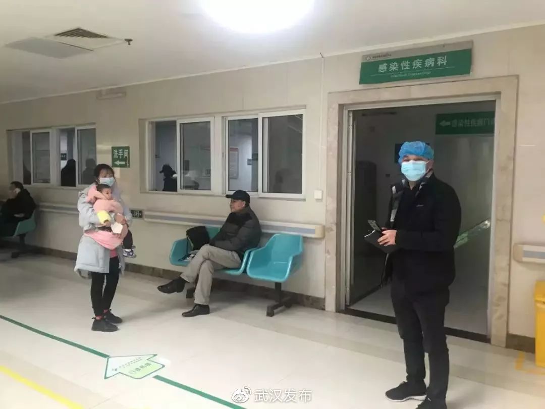 武汉市中心医院后湖院区呼吸内科住院部及急诊导诊台,急诊等候区.