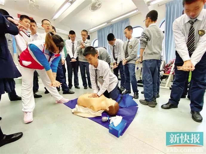 华师附中的学生在医生指导下,参与徒手心肺复苏现场的实操演练.