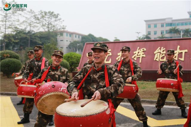 官兵们用激昂澎湃的锣鼓声欢迎新战友下连.