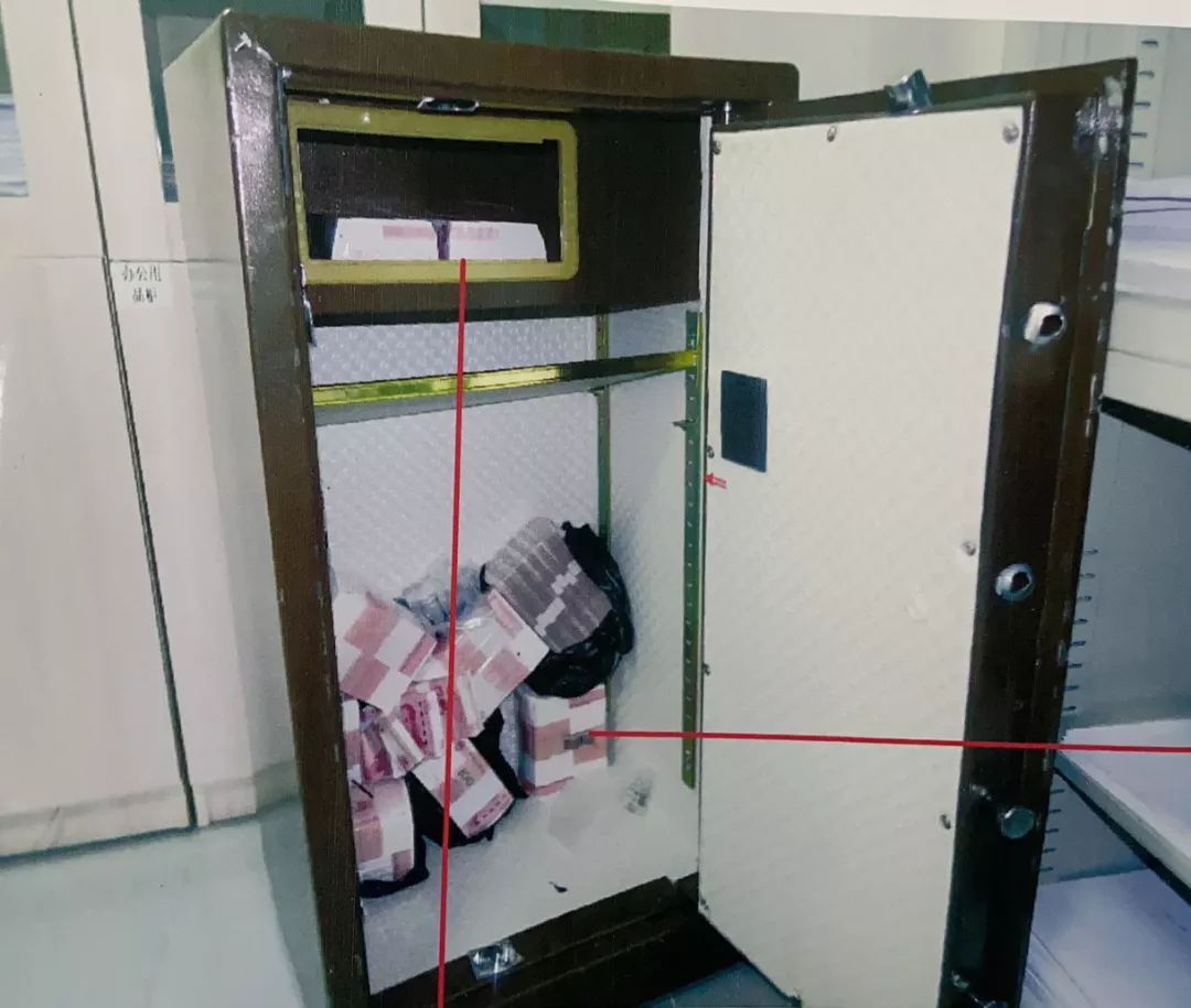 浙江一公司装有120万元现金的保险箱被撬!但小偷只拿走27万元!