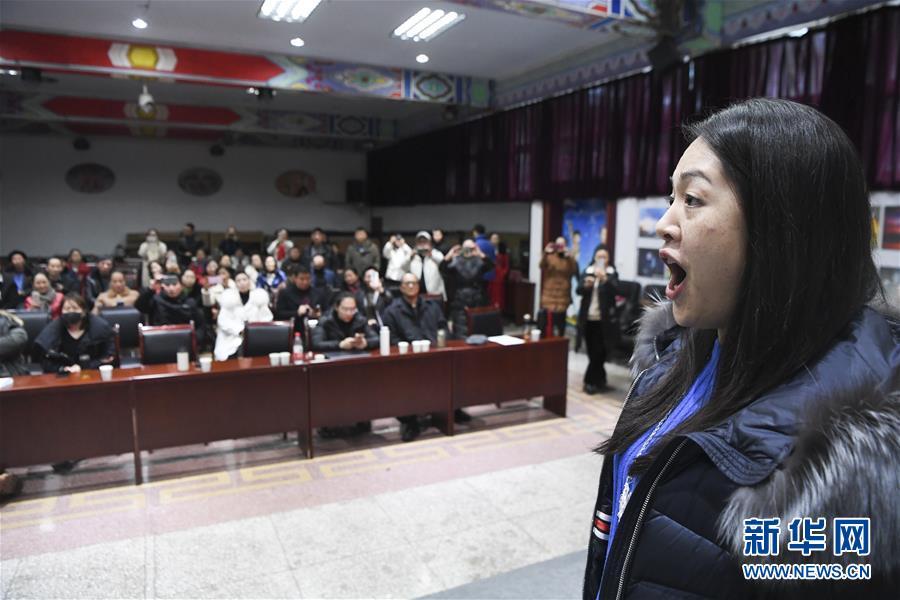 1月12日,歌剧院女中音歌唱家杨金霞在声乐课上进行演示.