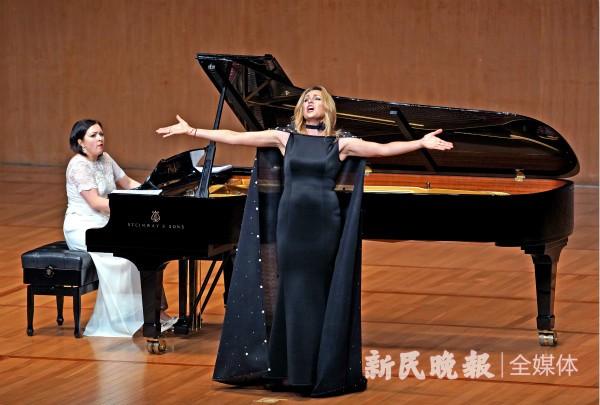 在上海东方艺术中心音乐厅献演一场名为"月亮颂—女高音克里斯汀
