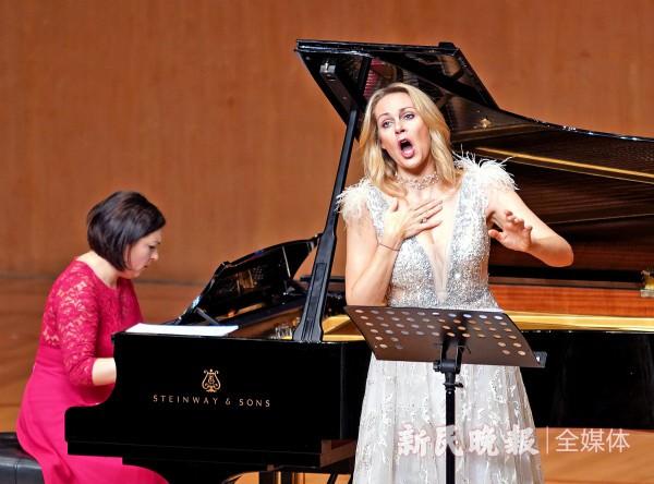 在上海东方艺术中心音乐厅献演一场名为"月亮颂—女高音克里斯汀