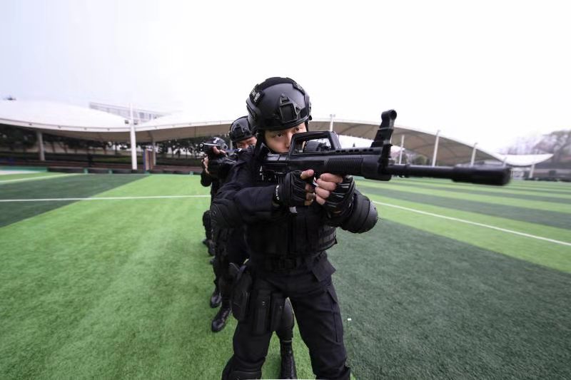 上海公安特警开展"冬季大练兵"跨区域拉动演练