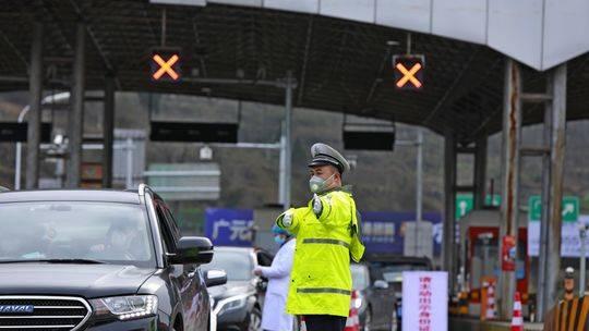 "为人民站好自己的岗!"老父亲鼓励警察儿子坚守防疫前线