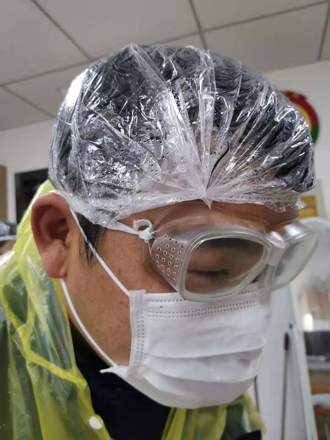 没有防护服,雨衣也能上,游泳镜湿了,浴帽都透水汽