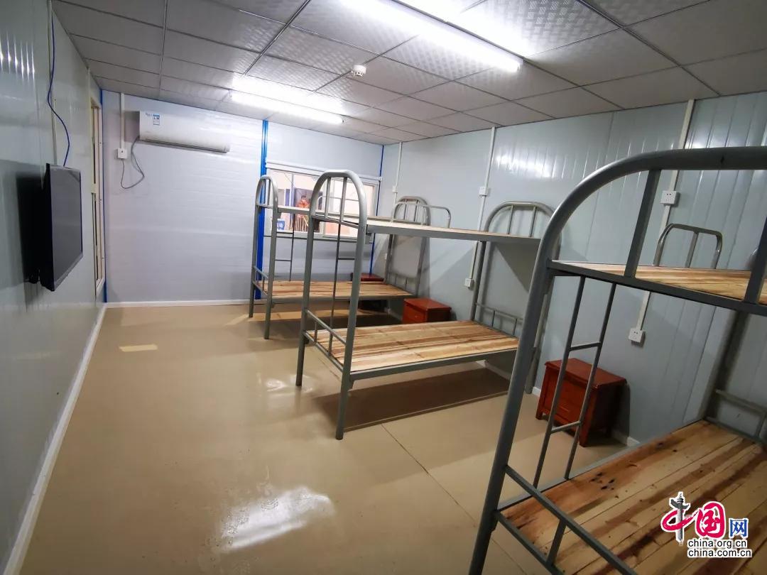 雷神山医院隔离病房区板房吊装即将完成[组图]