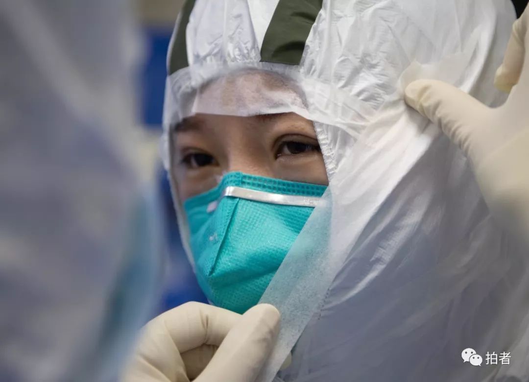战"疫"印迹:口罩背后满是勒痕的脸庞