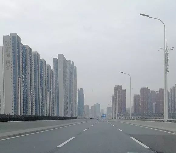 2月8日,武汉街头空无一人.