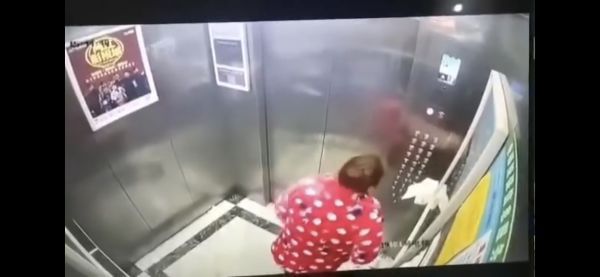 女子向电梯按键吐口水,被拘!